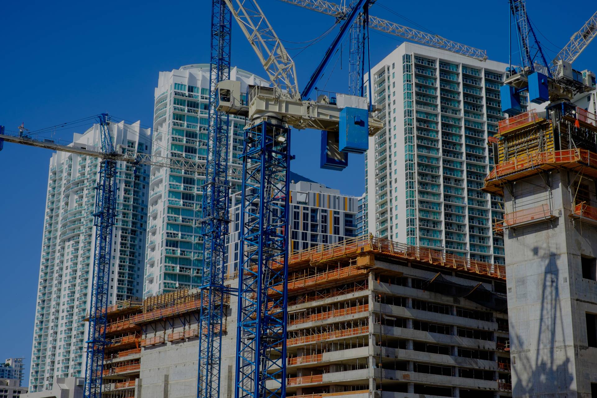 Edificios en construcción, imagen publicada en la portada de HomeRich