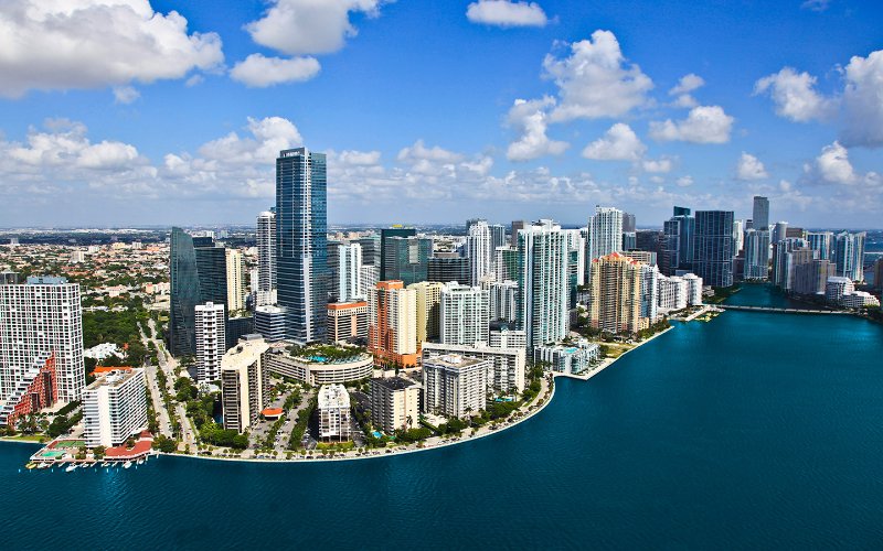 Vista aérea de los edificios de Brickell frente a la bahía, fuente Greater Miami Convention & Visitors Bureau